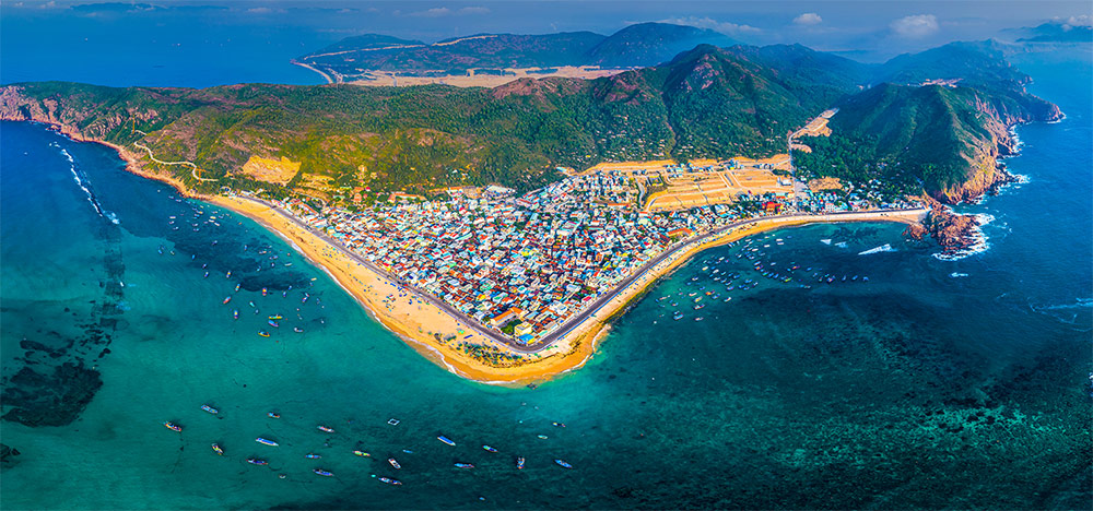 Biển Quy Nhơn được mệnh danh là “thiên đường du lịch ”tại miền Trung (Ảnh: Danh Khôi Group)