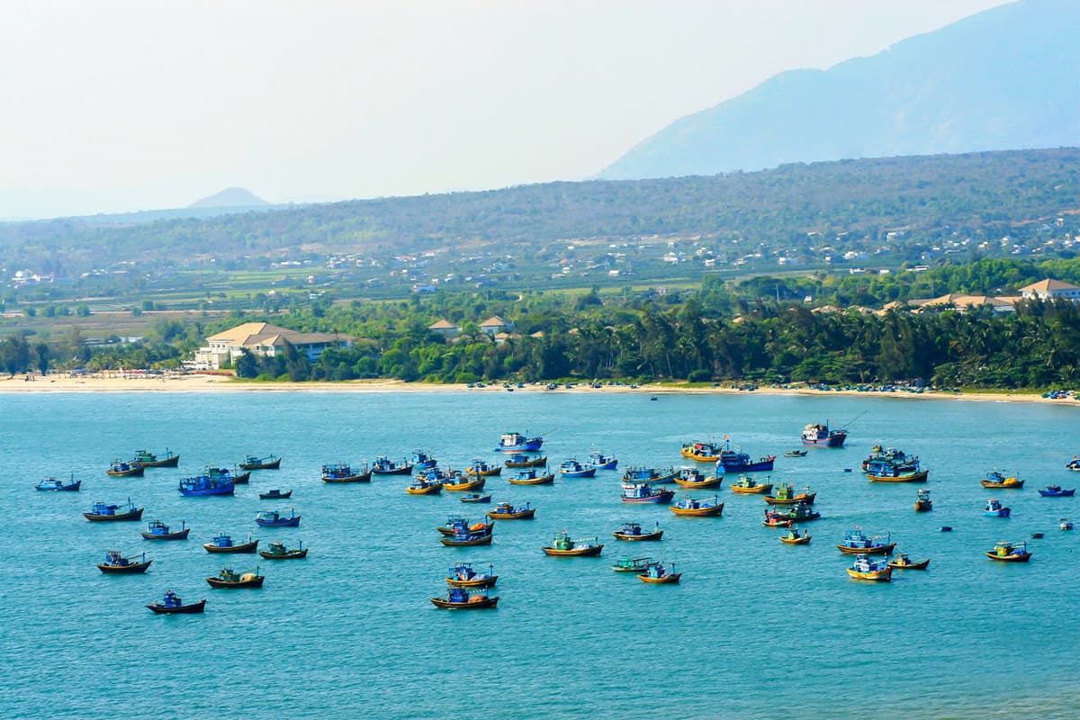 Vùng biển La Gi, Bình Thuận còn hoang sơ, tự nhiên. Ảnh: Shutterstock
