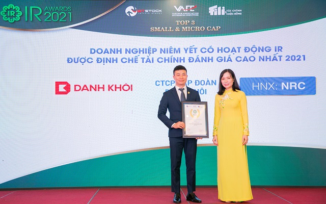 Bà Phạm Thị Thanh Nga - Chủ tịch Hiệp hội VAFE, Chủ tịch HĐQT Vietstock (ngoài cùng bên phải) trao giải cho NRC ở hạng mục Top 3 Small & Micro Cap có hoạt động IR được Định chế tài chính đánh giá cao nhất 2021.