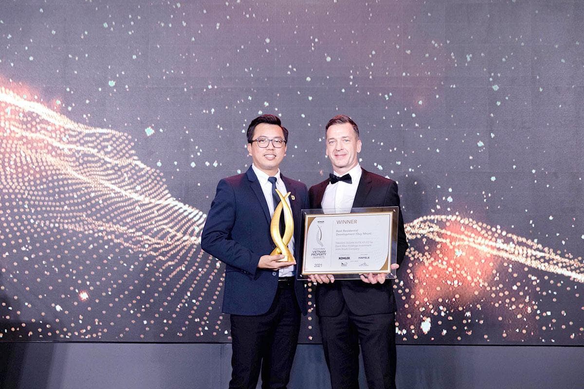Đại diện Tập đoàn Danh Khôi nhận giải thưởng “Best Residential Development (Quy Nhon) - Dự án nhà ở tốt nhất (Quy Nhơn)